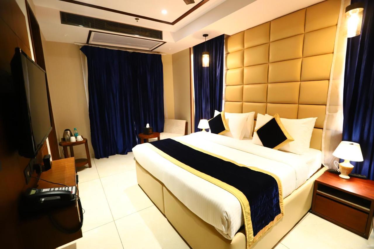 Sanca International Hotel In Patel Nagar Delhi Нью-Дели Экстерьер фото