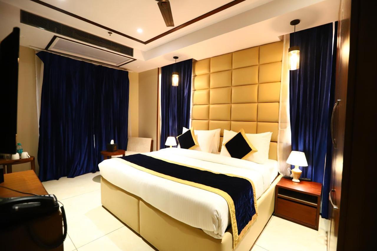 Sanca International Hotel In Patel Nagar Delhi Нью-Дели Экстерьер фото