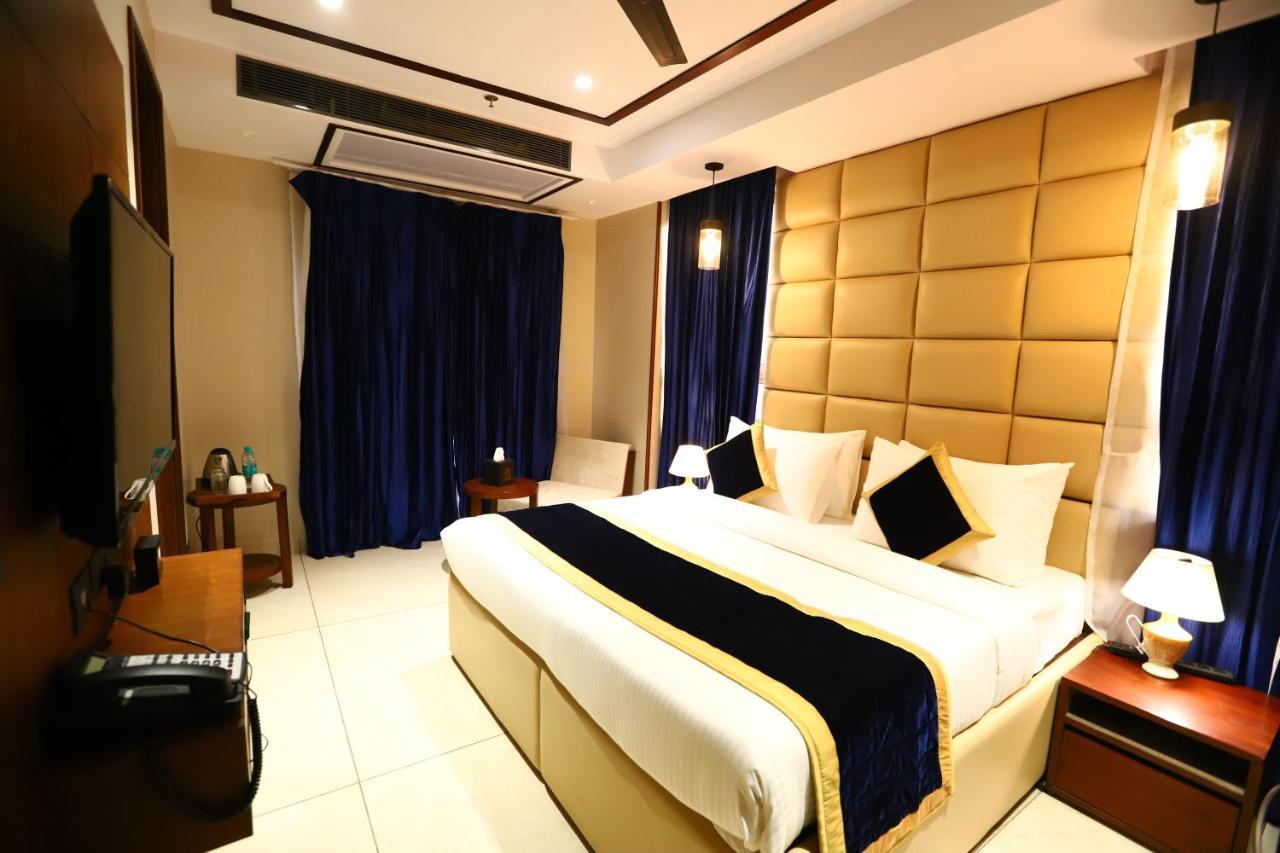 Sanca International Hotel In Patel Nagar Delhi Нью-Дели Экстерьер фото